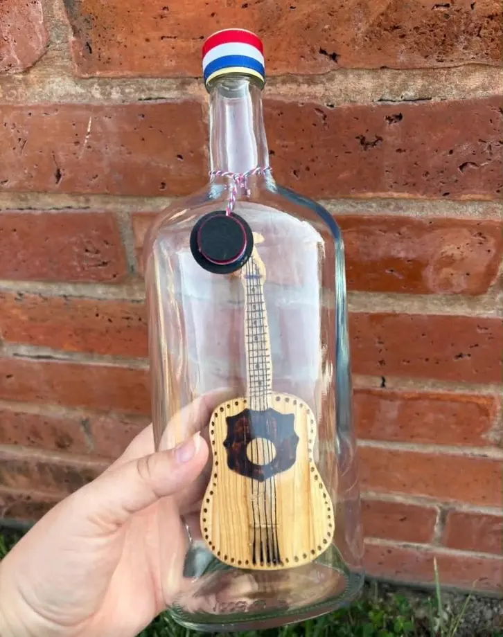 Tambura u boci s motivom tradicijskih instrumenata